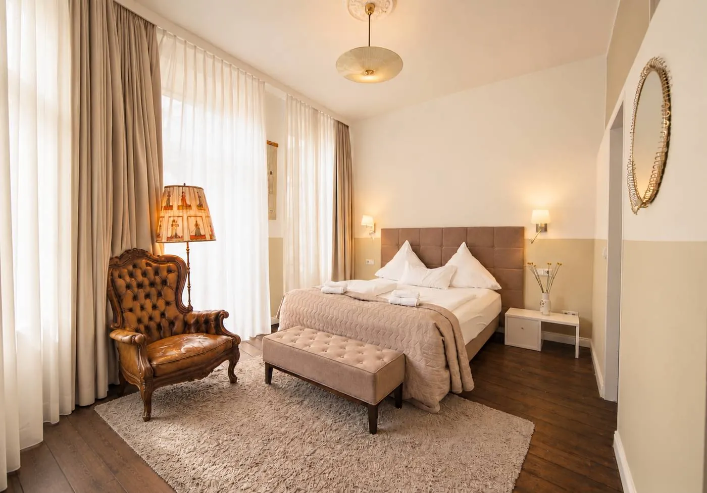 Deluxe Zimmer im Maison Marsil mit hohen Fenstern, Polsterbank und Sessel